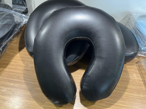Face Cradle Pillow (black)